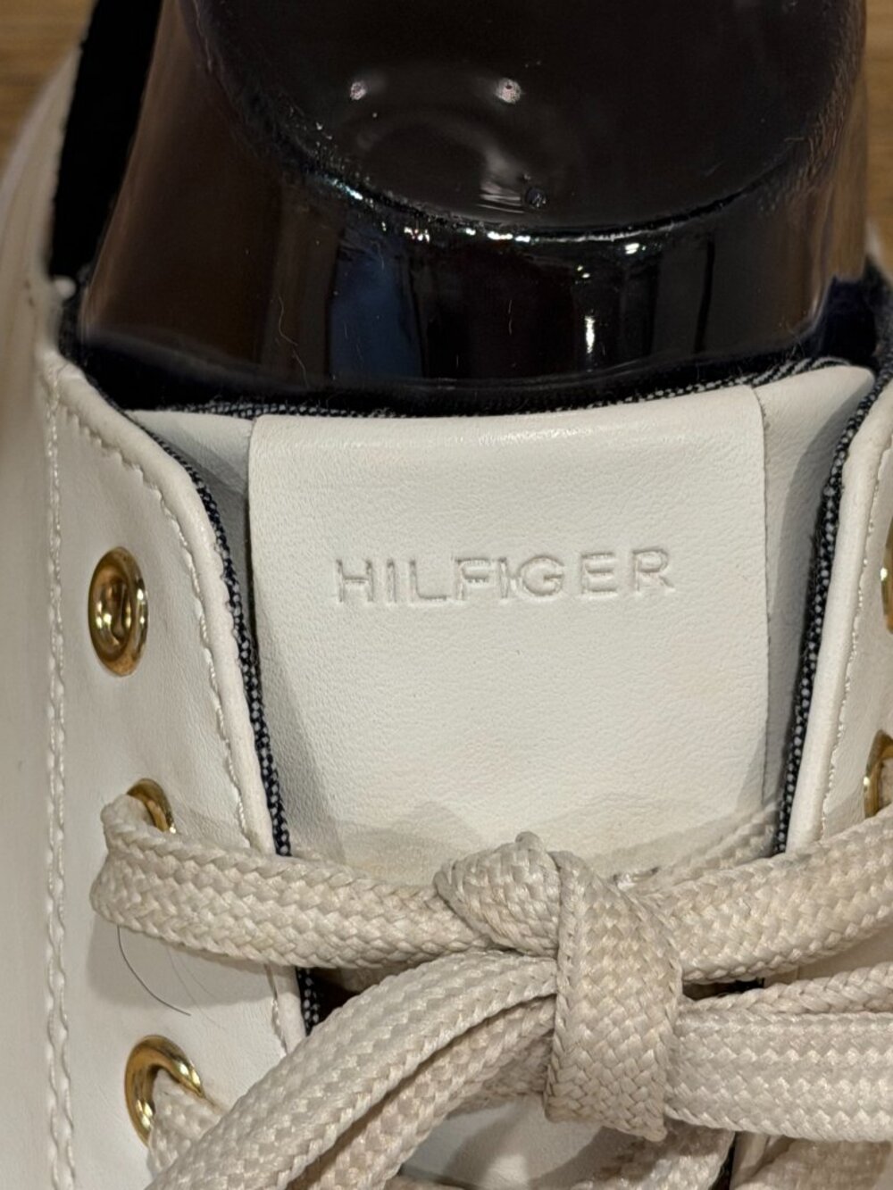 Tommy Hilfiger White Sneakers Size 8.5 - Low Top Casual Shoes - Picture 3 of 9